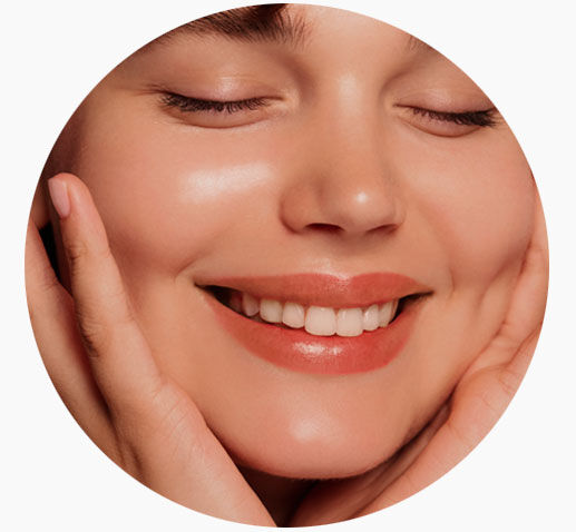 Imagen categoría hidratación con mujer sonriente y manos enmarcando su rostro